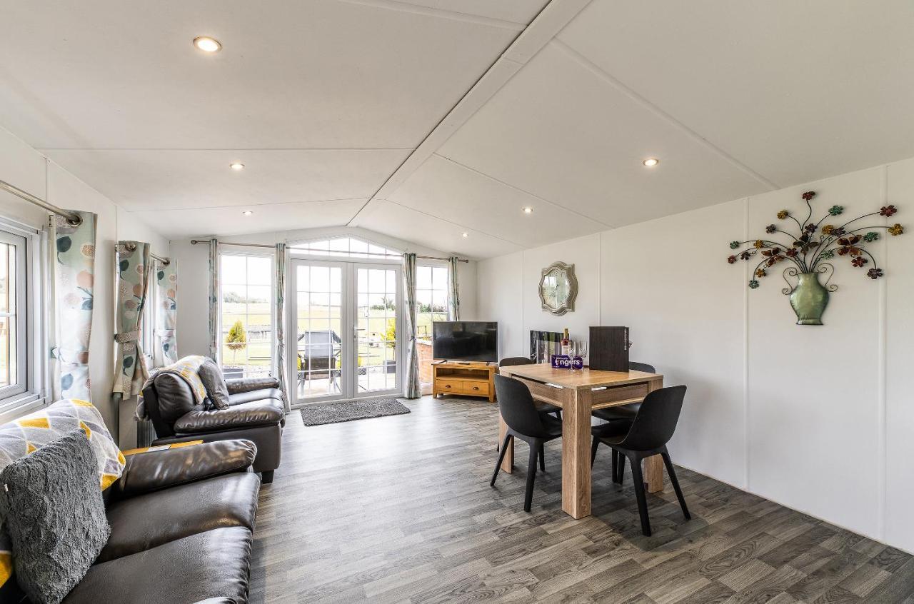 Chalet Fairview Farm 14 Luxury Lodges, Cabins, Dog Friendly, Suitable For Couples, Families And Groups, Wedding Guests , Corporate Events, Sleeps 2-65 Guests In Ravenshead, Near Sherwood Forest, Set In 88 Acres *