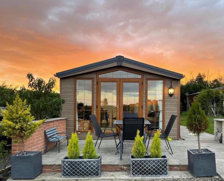 Fairview Farm 14 Luxury Lodges, Cabins, Dog Friendly, Suitable For Couples, Families And Groups, Wedding Guests , Corporate Events, Sleeps 2-65 Guests In Ravenshead, Near Sherwood Forest, Set In 88 Acres Chalet *